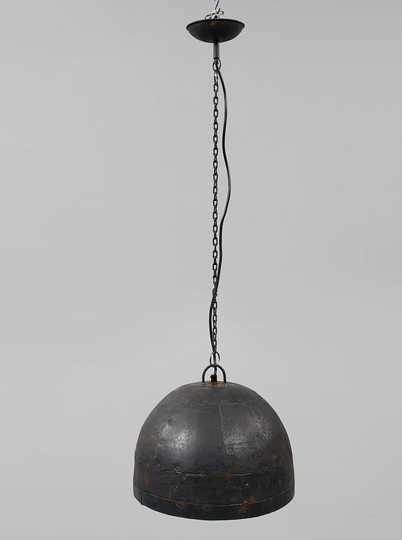 TAKLAMPA, industrimodell, omkring år 2000. Höjd 25 cm exkl kedja.