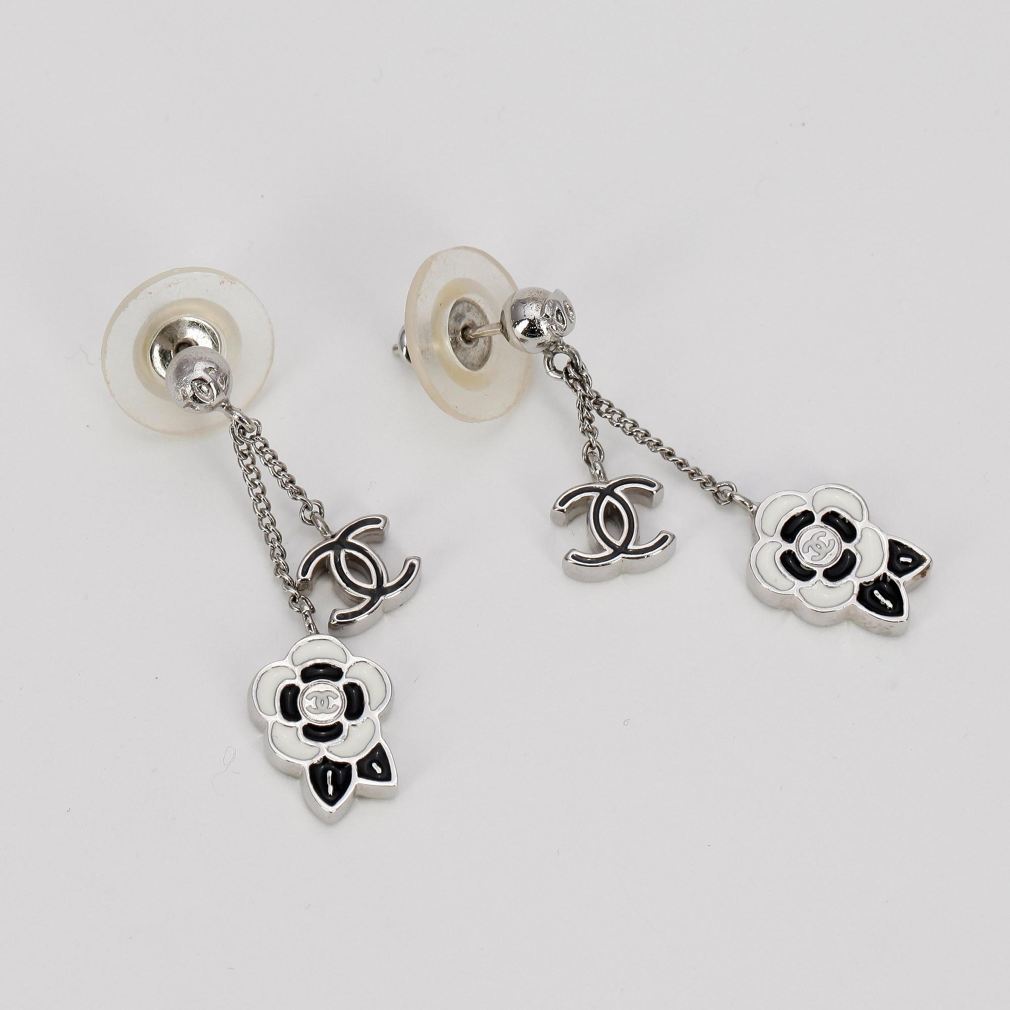 CHANEL, ett par örhängen.