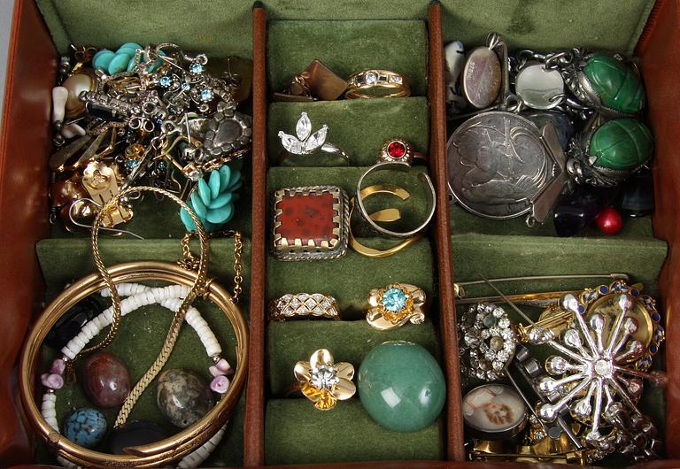 PARTI BIJOUTERIER, 87 delar, 1900-tal.