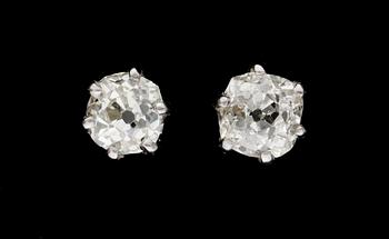 634. ÖRHÄNGEN med gammalslipade diamanter.