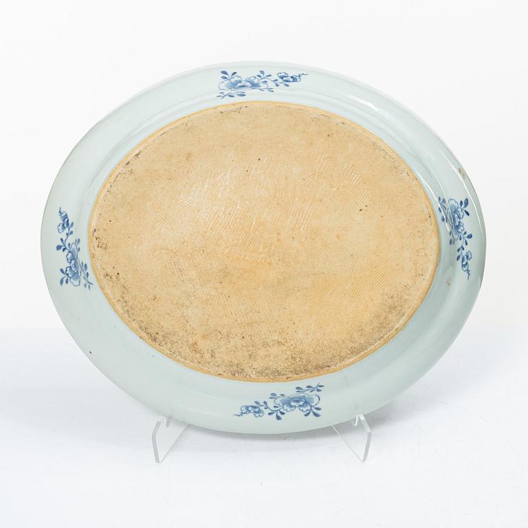 A blue and white export porcelain tureen with cover, and an oval serving dish, China, Qianlong and Jiaqing.