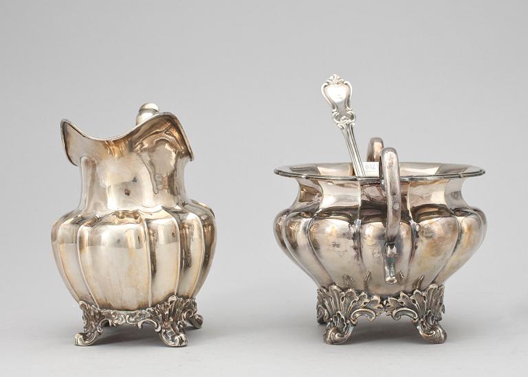 MJÖLKKANNA, TESIL samt SOCKERSKÅL, silver/nysilver, bl.a. Gustaf Möllenberg, Stockholm, 1848, silvrets vikt ca 328g.