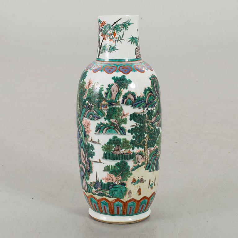 A CHINESE FLOOR VASE CA 1900.