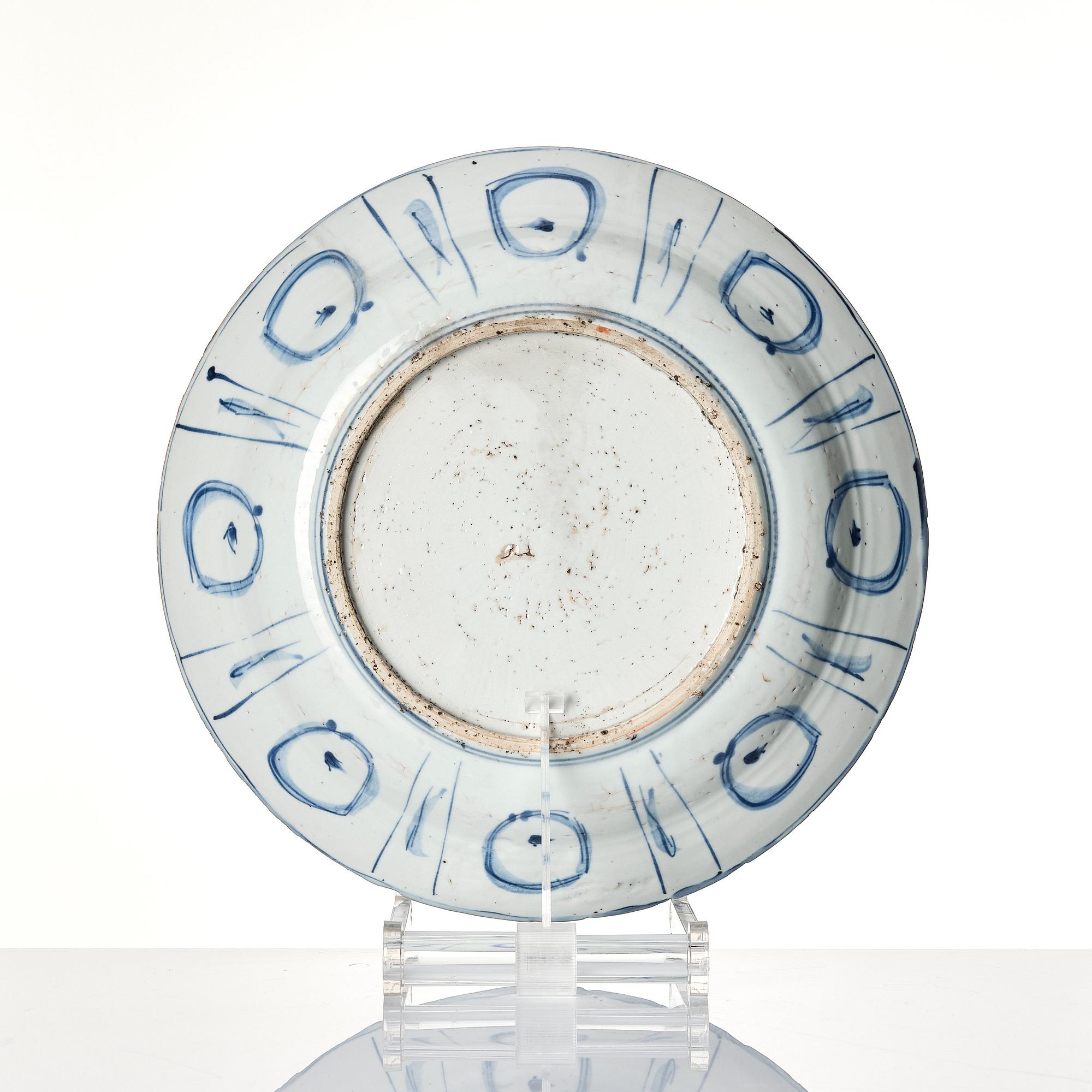 A blue and white dish, Ming dynasty, Wanli (1572-1620).