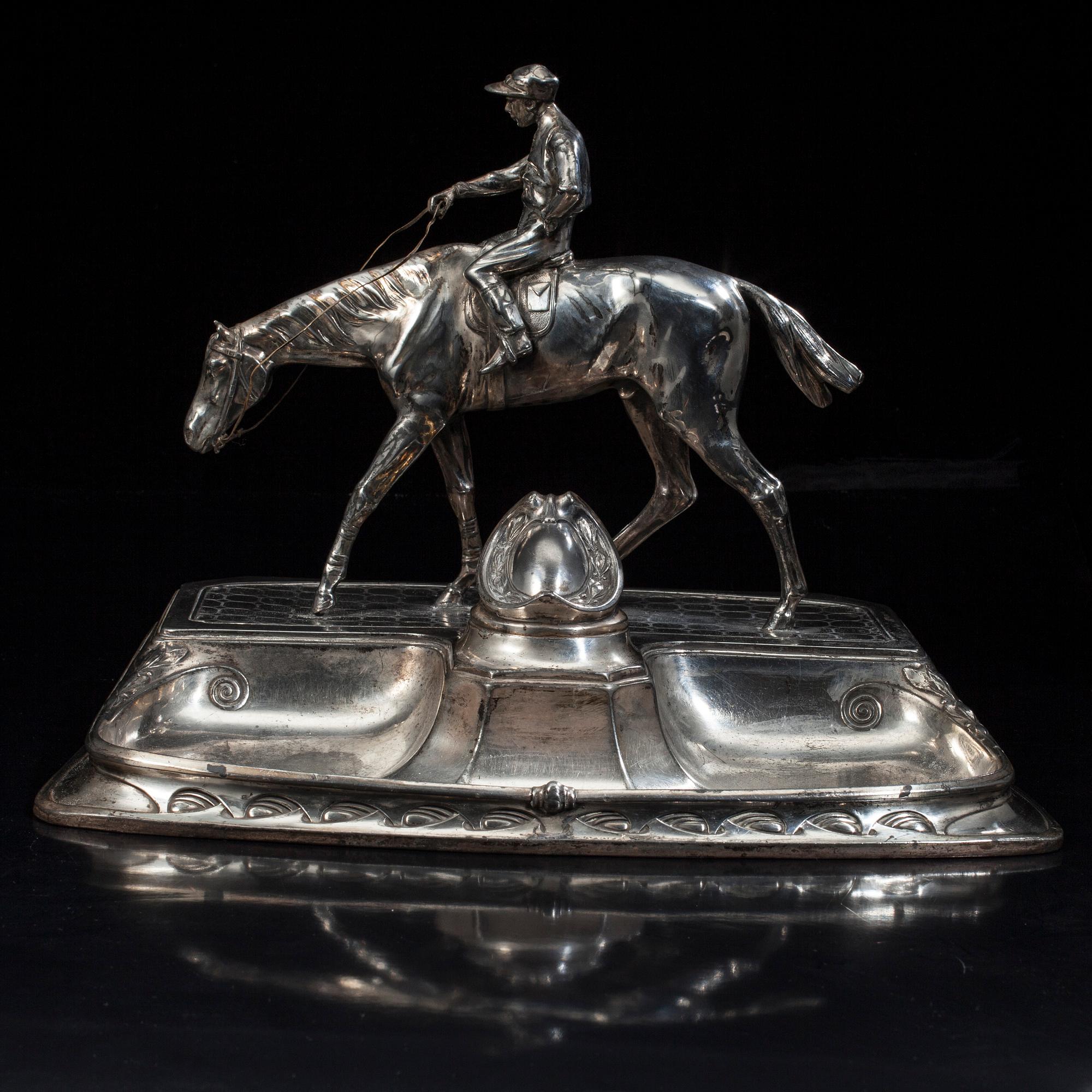SKRIVSTÄLL med jockeyn Fred Archer till häst. Vitmetall. Sannolikt England, sent 1800-tal.