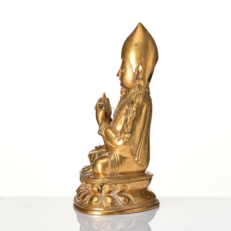 A gilt bronze figure of Tsongkapa, Tibeto-chinese, 18th/19th Century.