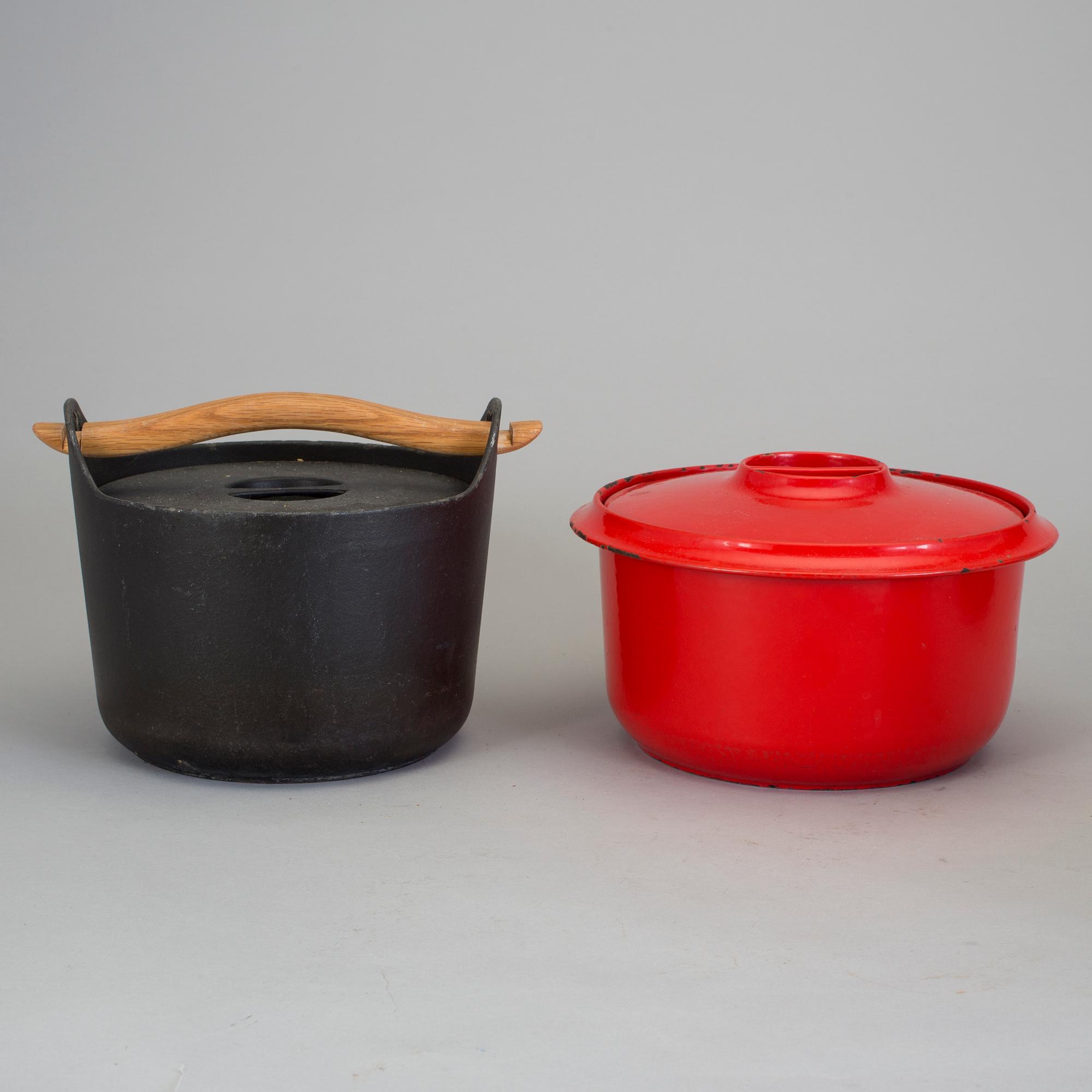 TIMO SARPANEVA, 4 stycken grytor, gjutjärn och emalj, Rosenlew, Finland.