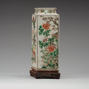 A famille verte vase, late Qing dynasty (1644-1912).