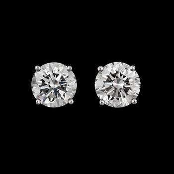 1049. A pair of diamond earrings tot. 2.60 cts. Quality F/VVS2, very good cut.