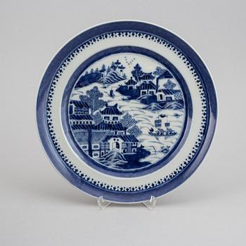 A group of 30 blue and white plates, Qing dynasty, 19th century.