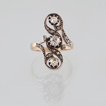 RING, 18K guld och silver med antik och gammalslipade diamanter. Vikt 6,1 gram.