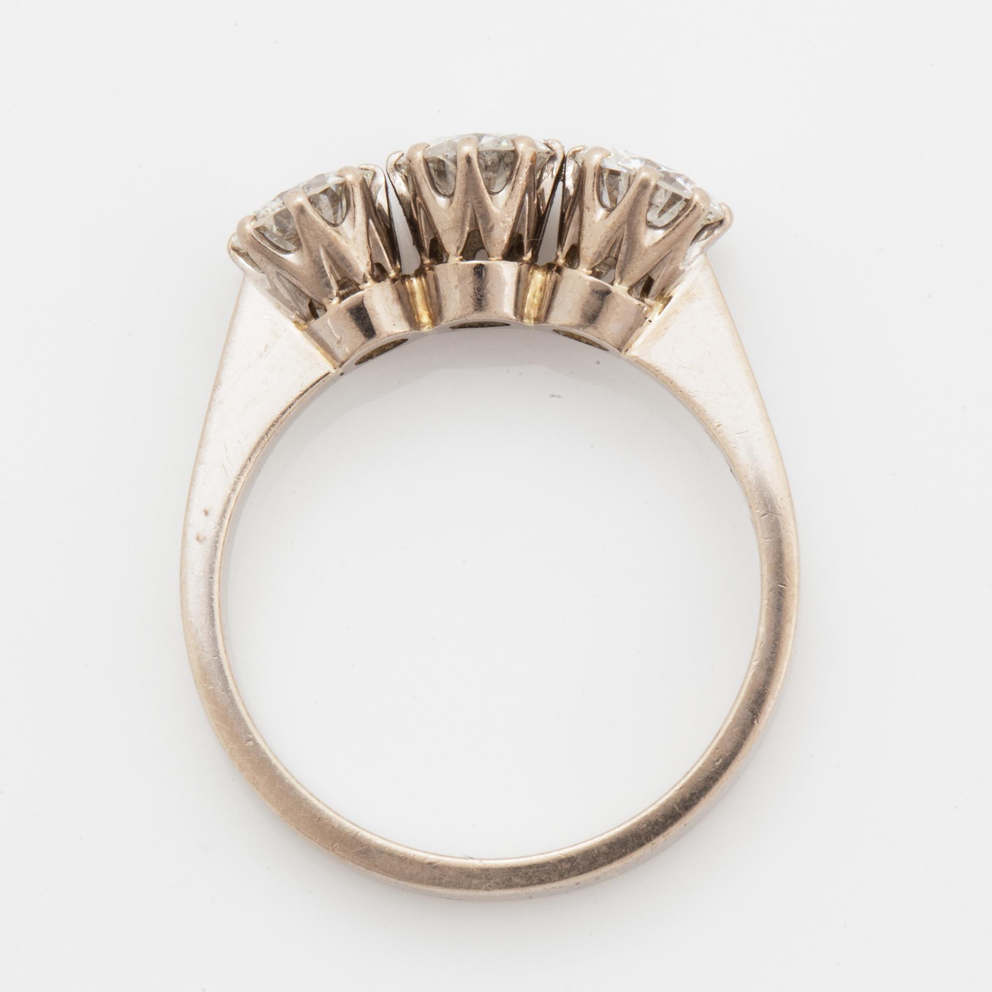 Ring, med tre briljantslipade diamanter totalt 1.35 ct, Kaplans, Stockholm, 1975.