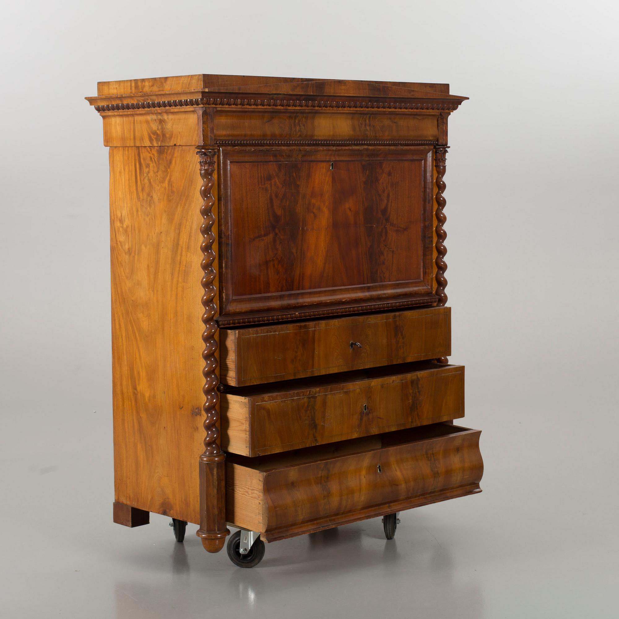 CHIFFONJÈ, senempire 1800-talets mitt.