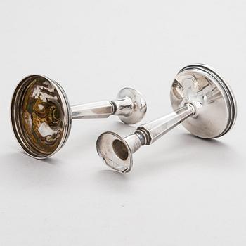 Skål, silver, och ljusstakar, ett par, silver, Sverige 1985 resp. 1959.