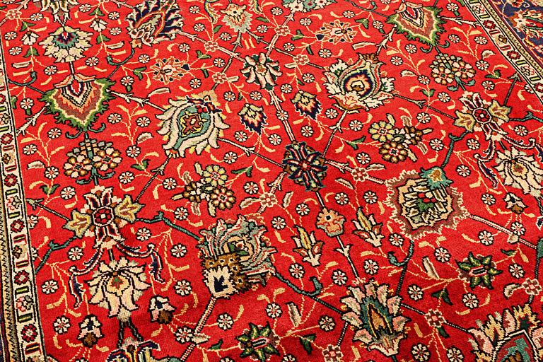Carpet, Tabriz, approx 254 x 198 cm.