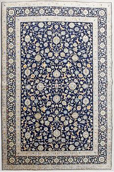 A Kashan carpet approx 269x370 cm.