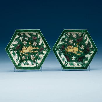 1482. A pair of famille verte dishes, Qing dynasty, Kangxi (1662-1722).