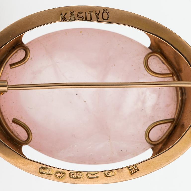 A 14K gold and rose quartz pendant. Kaunis koru, Helsinki 1960.