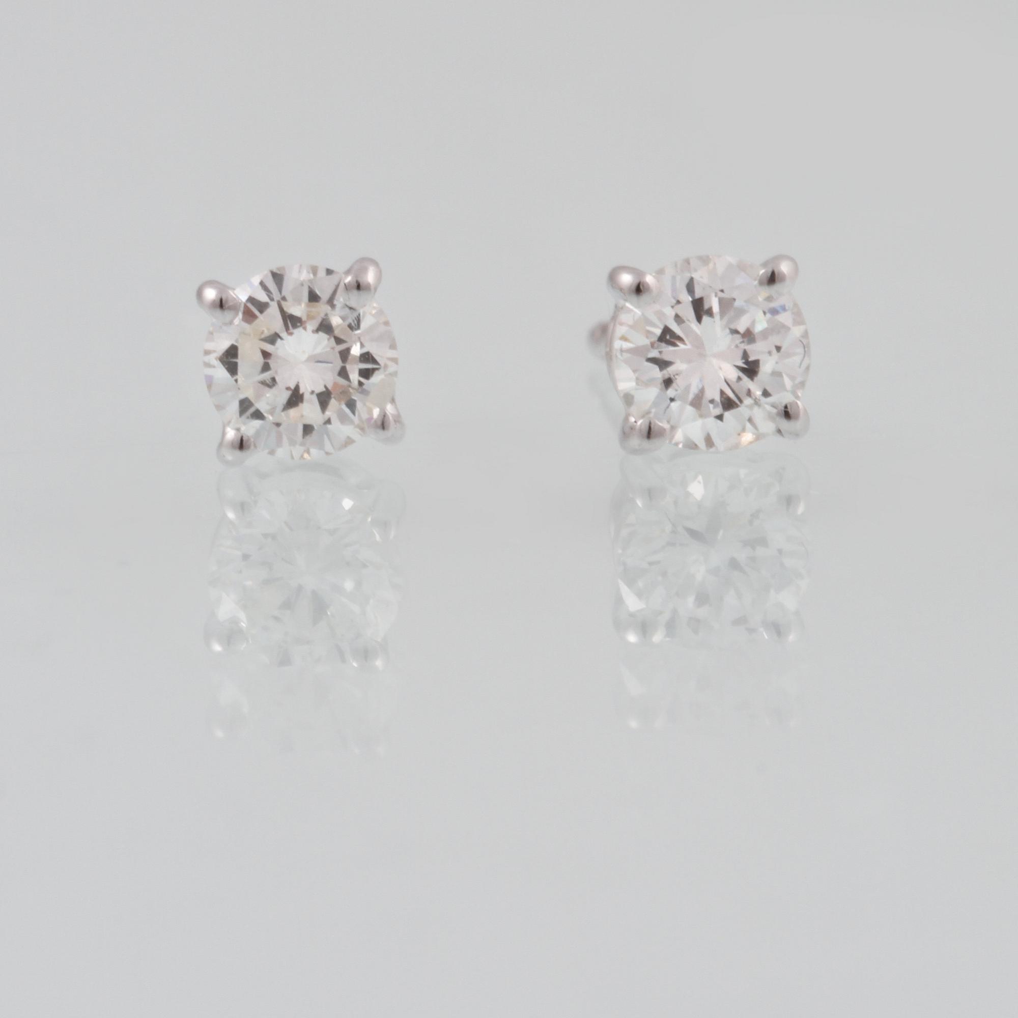 ÖRHÄNGEN, 18K vitguld med briljantslipade diamanter ca 0.67 ct. Vikt  1,6 gram.
