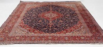 A Kashan carpet,c. 420 x 297 cm.