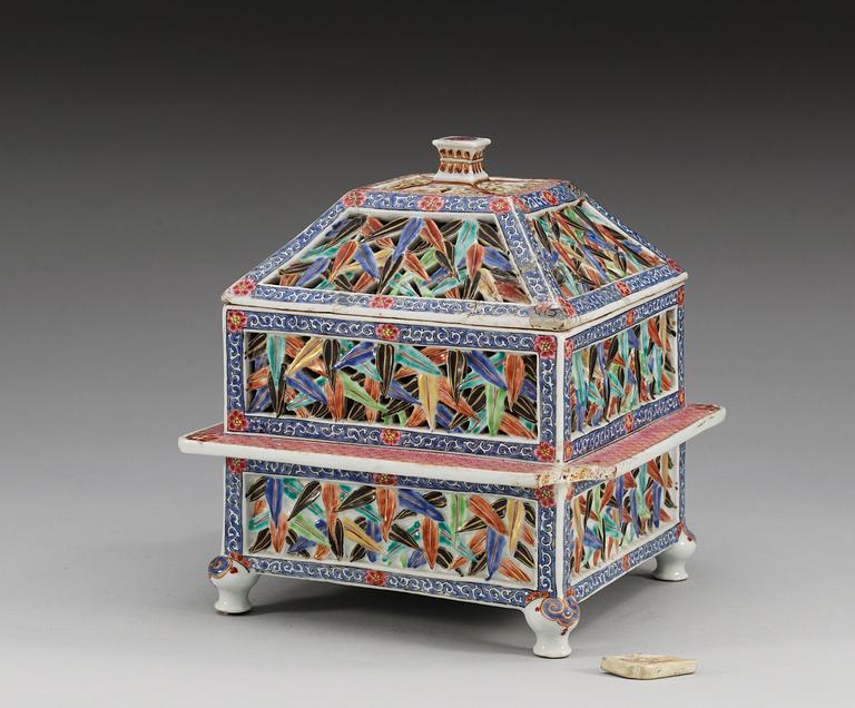 RÖKELSEKAR, porslin. Qing dynastin, ca 1800.