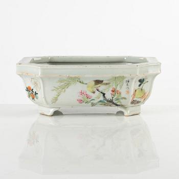 A porcelain flower pot, China, early 20th century.