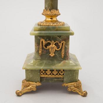 KANDELABER, alabaster och förgylld mässing, 1900-talets mitt.