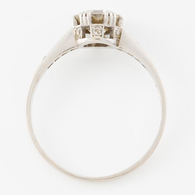 Ring in platinum with brilliant-cut diamond.