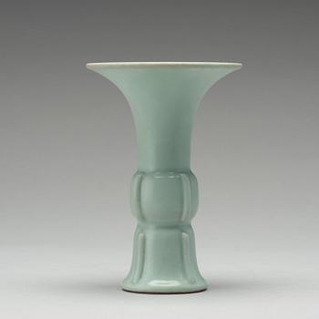 VAS, porslin. Kina, 1900-tal, troligen Republik med Qianlongsmärke.