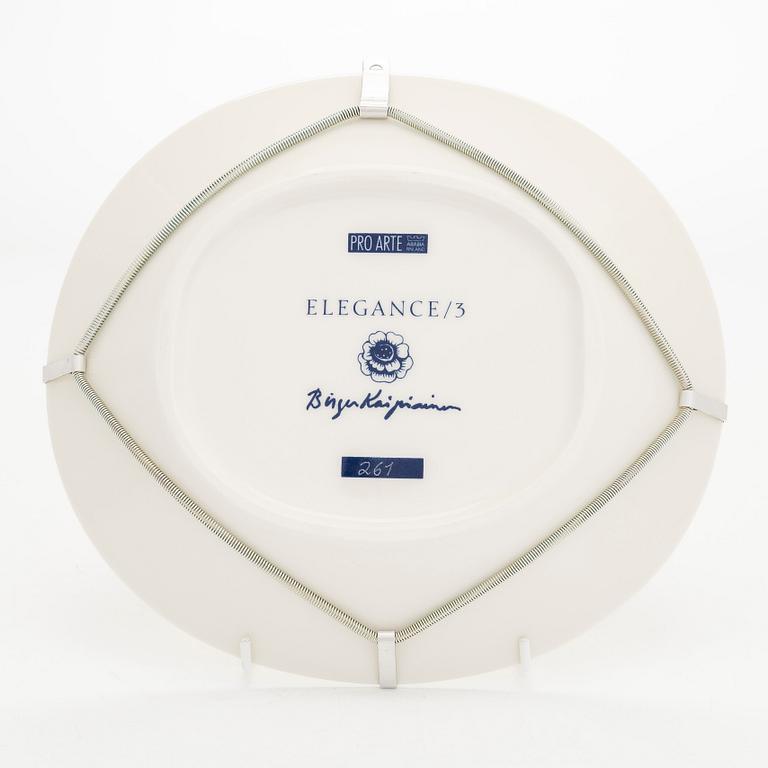 Birger Kaipiainen, a decorative porcelain dish, 'Elegance/3', numbered 261. Pro Arte, Arabia.