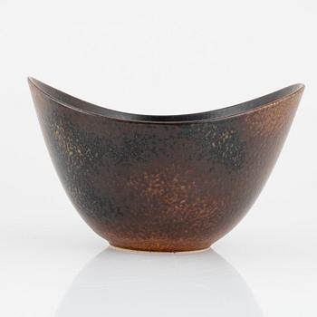 Gunnar Nylund, two stoneware bowls, Carl-Harry Stålhane, a stoneware vase, Rörstrand, Sweden.