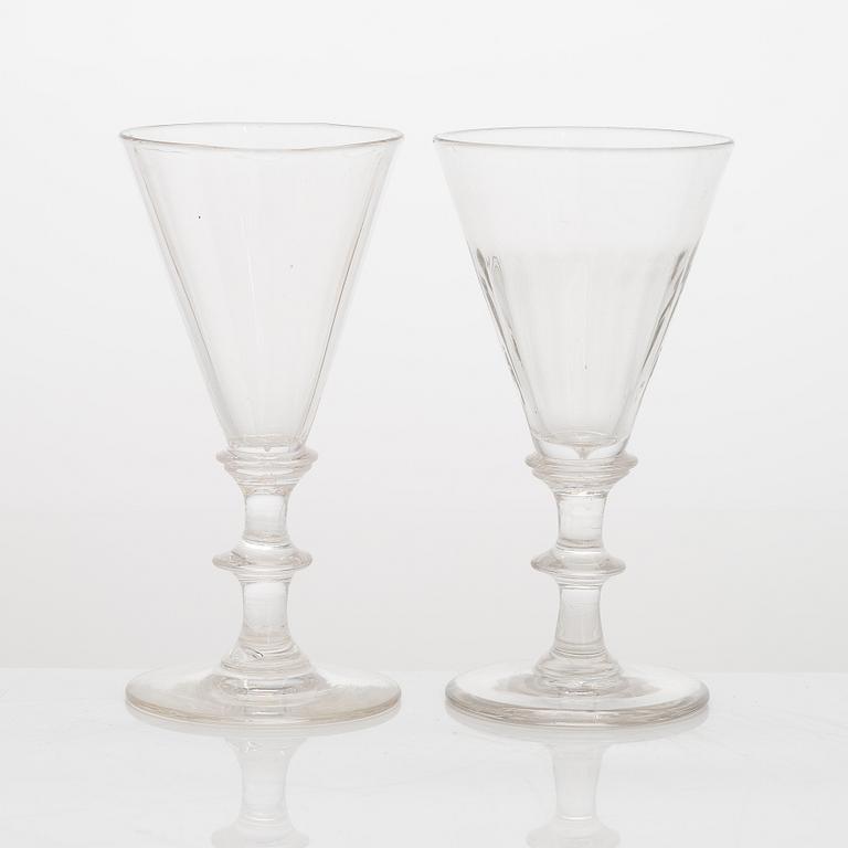 A set of 19 similar drinking glasses from the turn of the 19th/20th century.