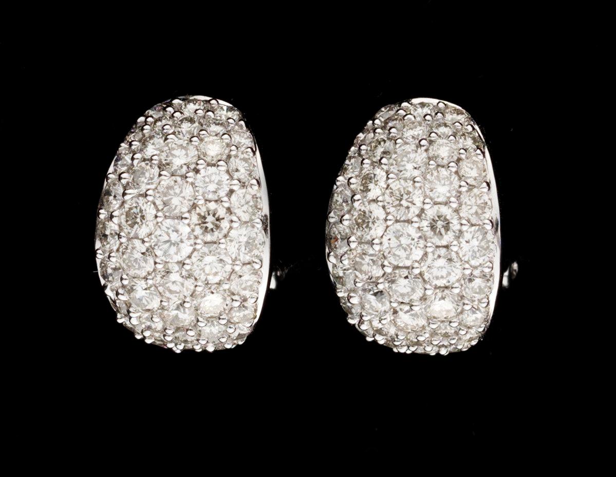 ÖRHÄNGEN, 18k vitguld med 90 briljantslipade diamanter.