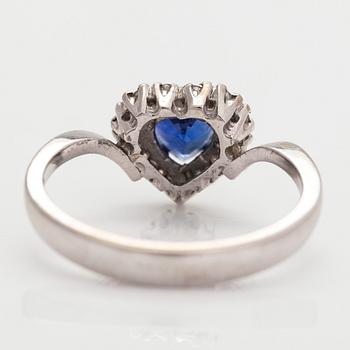 Ring, 18K vitguld, hjärtslipad safir och diamanter totalt ca 0.15 ct.