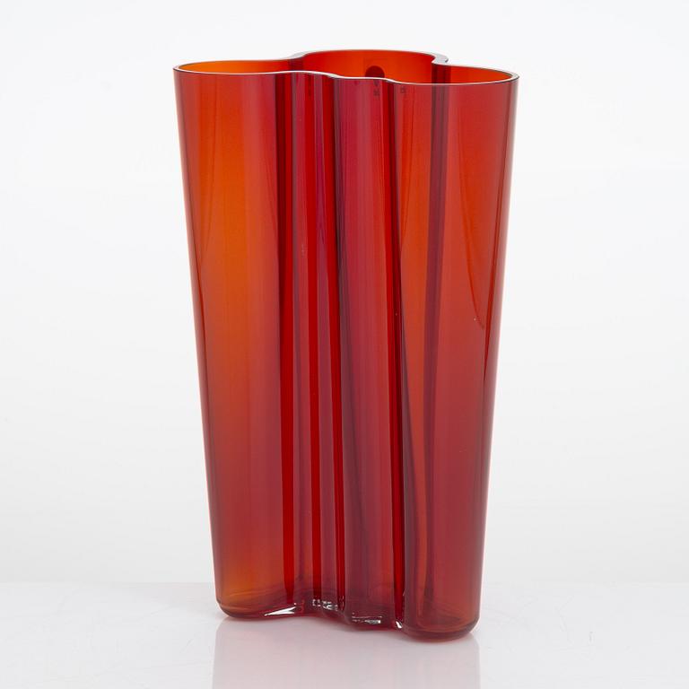 Alvar Aalto, A '201 ' vase, signed Iittala.