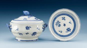 1544. A blue and white tureen with cover and a dish, Qing dynasty, Qianlong (1736-95).