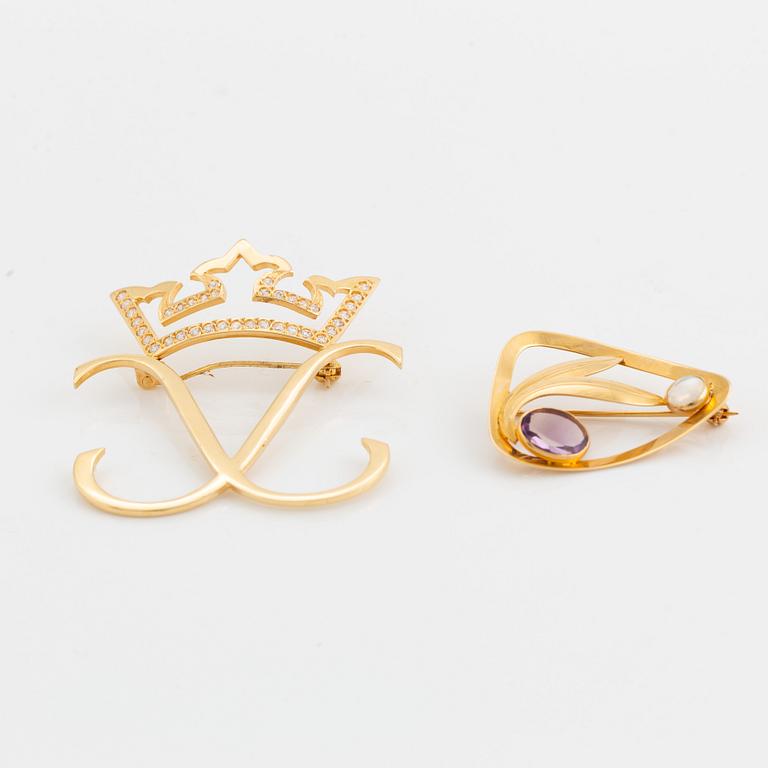 Four 18K gold brooches.
