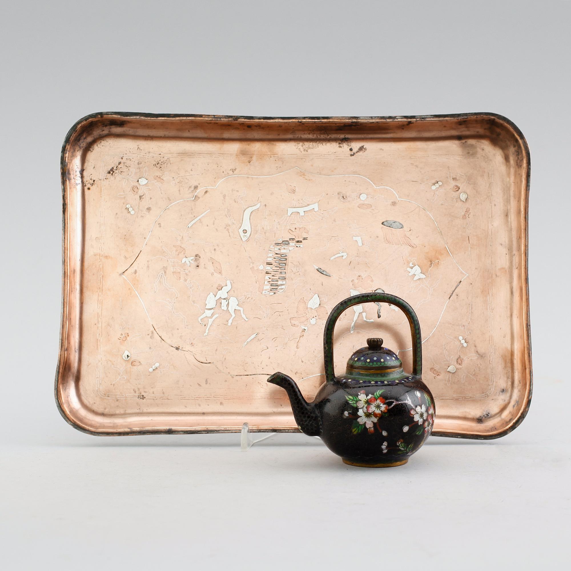 BRICKA SAMT VINKANNA, koppar samt emalj, Kina, 1800-/1900-tal.