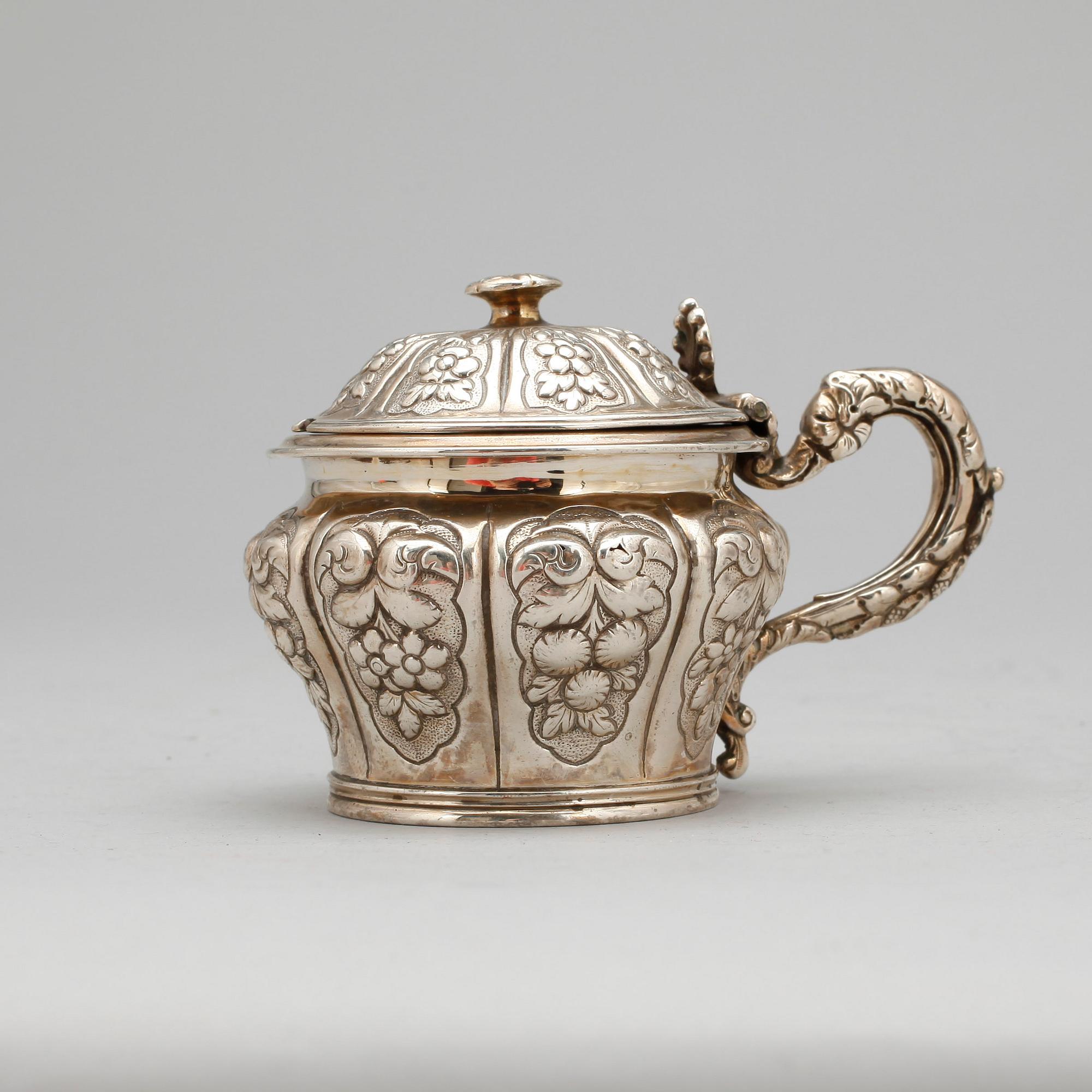 SENAPSKAR, silver, London 1842. Vikt ca 105 gram.