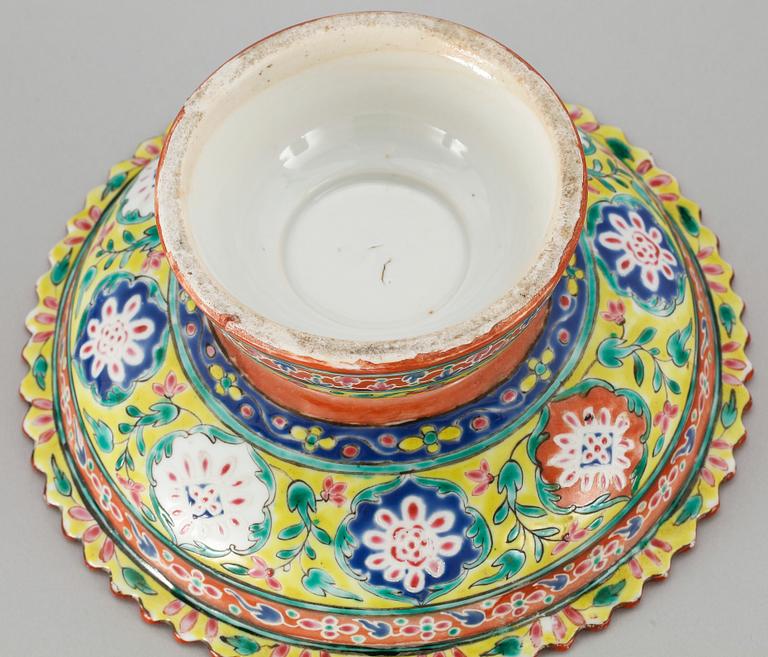 SKÅL PÅ FOT, porslin, Kina, 1800-tal.