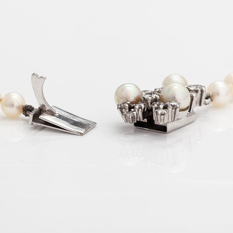 A Tillander, Helminauha, viljeltyjä akoyahelmiä, 18K valkokultaa, briljantteja n. 1.10 ct yht. Helsinki 1975.