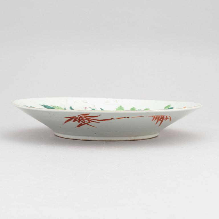 A famille rose dish, Qing dynasty, 19th Century.