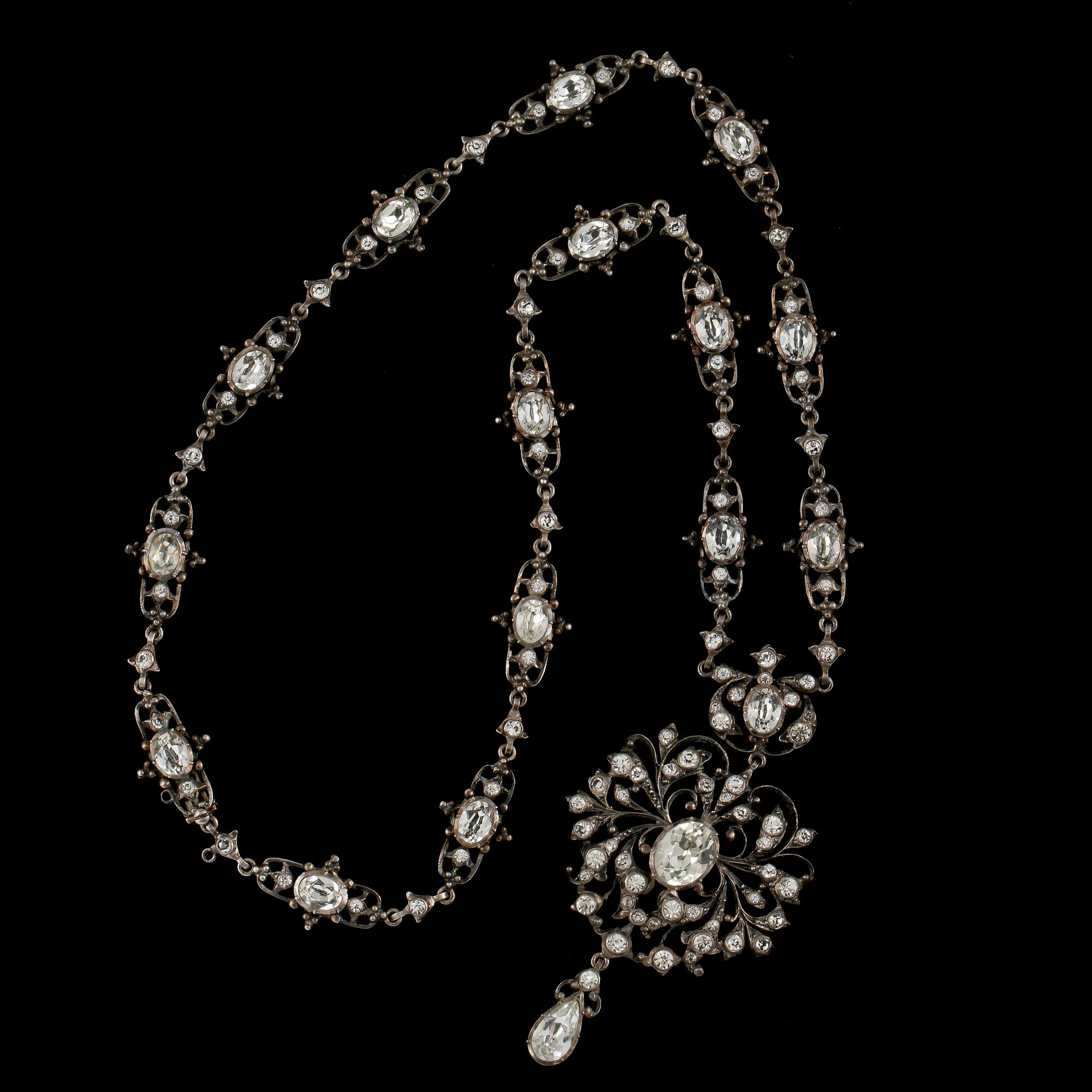 COLLIER, silver samt pastestenar, importstämplat, omkring 1900.-talets mitt. Vikt 42 g.