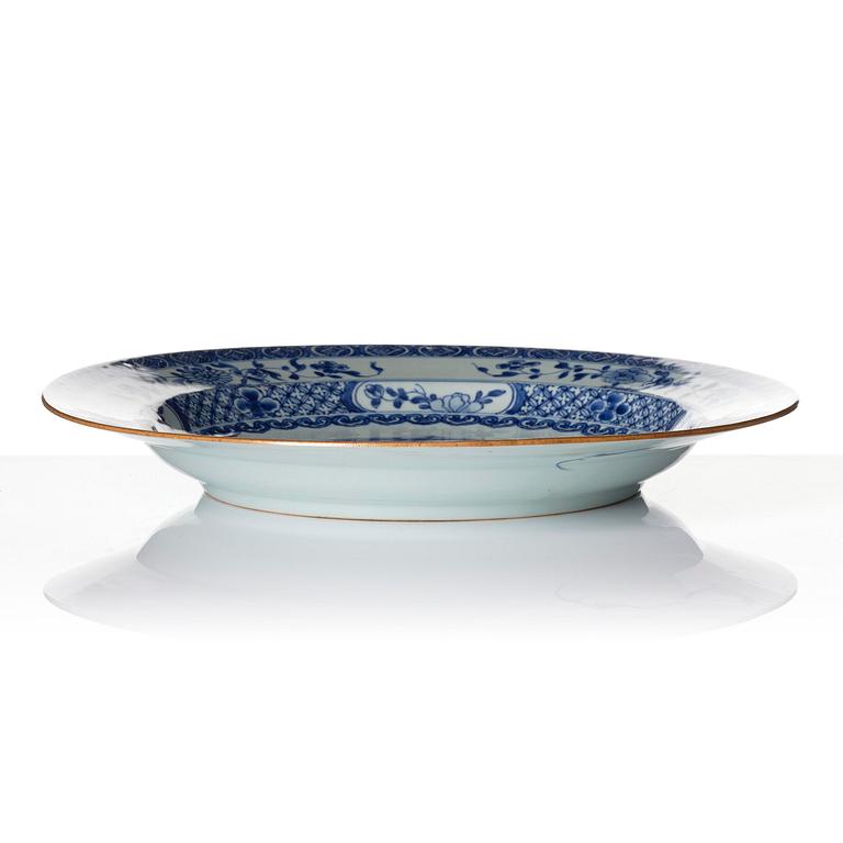 A large blue and white serving dish, Qing dynasty, Yongzheng (1723-35),