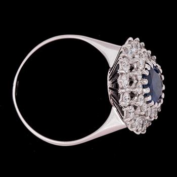 RING, oval fasettslipad blå safir, ca 2 ct med briljantslipade diamanter, ca 2 ct.