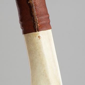 Sune Enoksson, a rendeer horn Sami knife, signed.