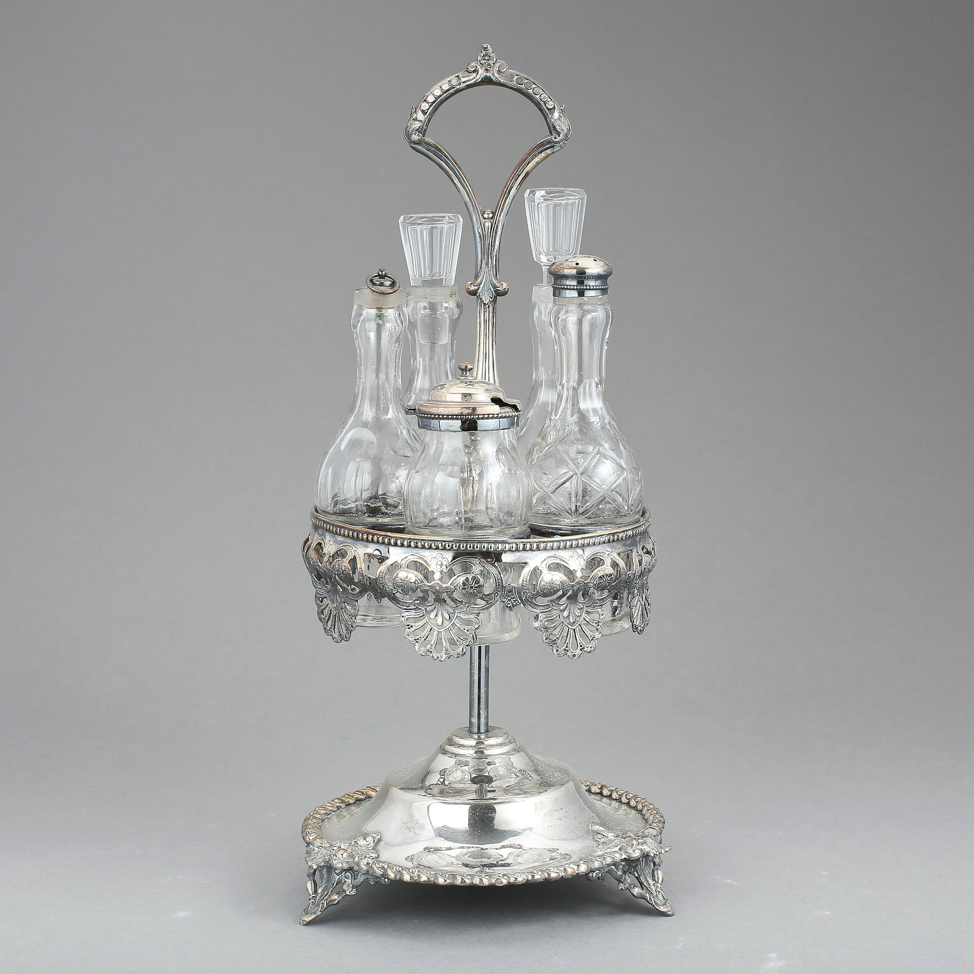 BORDSSURTOUT, försilvrad metall och slipat glas, troligen England omkr 1900.