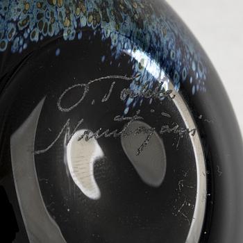 Oiva Toikka, glasfåglar, 2 st, "Crow" och "Babycrow", signerade O. Toikka Nuutajärvi.