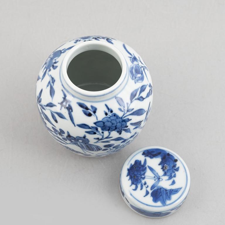 A Chinese blue and white pot with lid, Qing dynasty, 19th century.