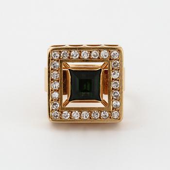ANDERS HÖGBERG, Göteborg, 1969, ring med åttkantslipade diamanter och grön turmalin.